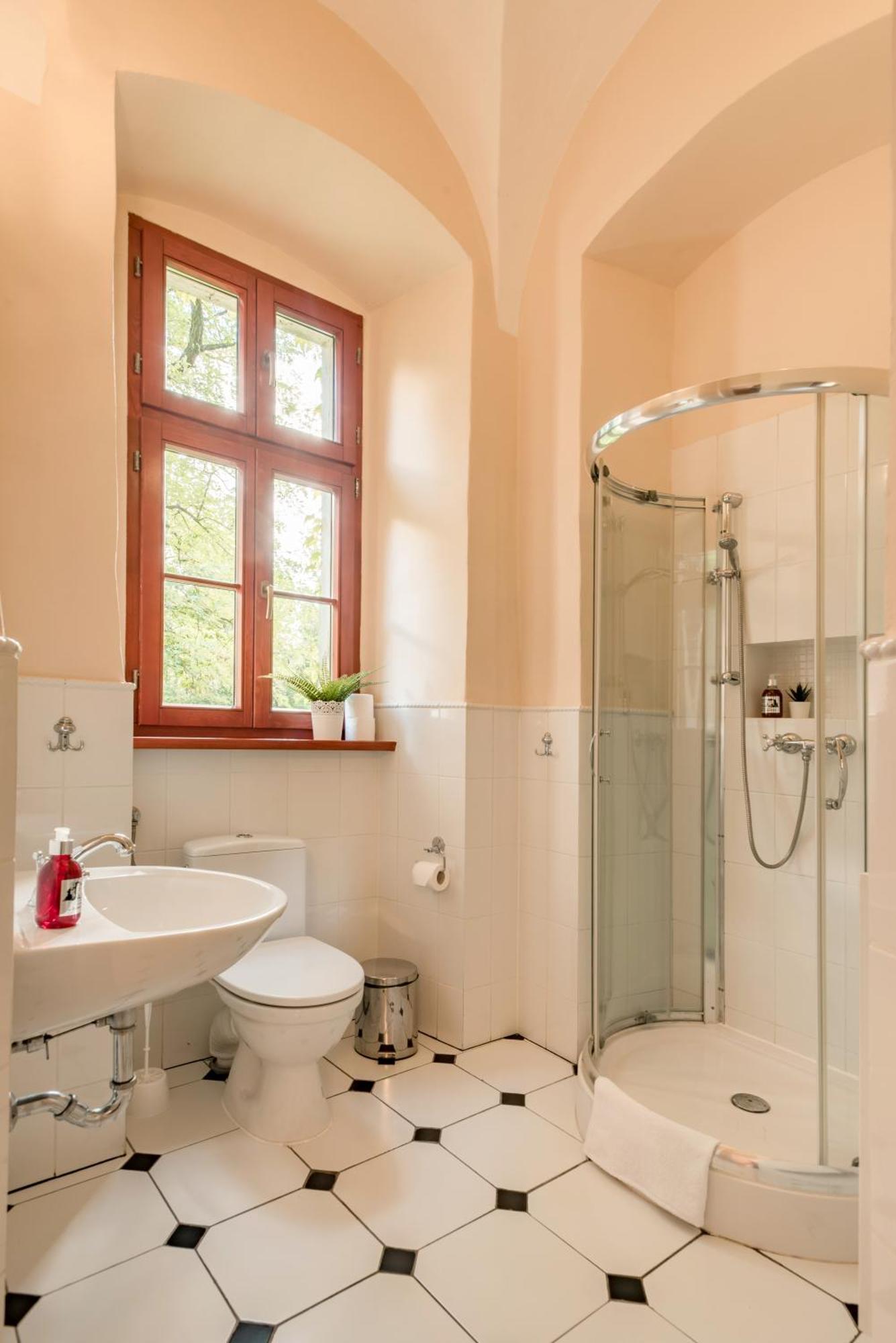 Zamek Dobroszyce Aparthotel Room photo