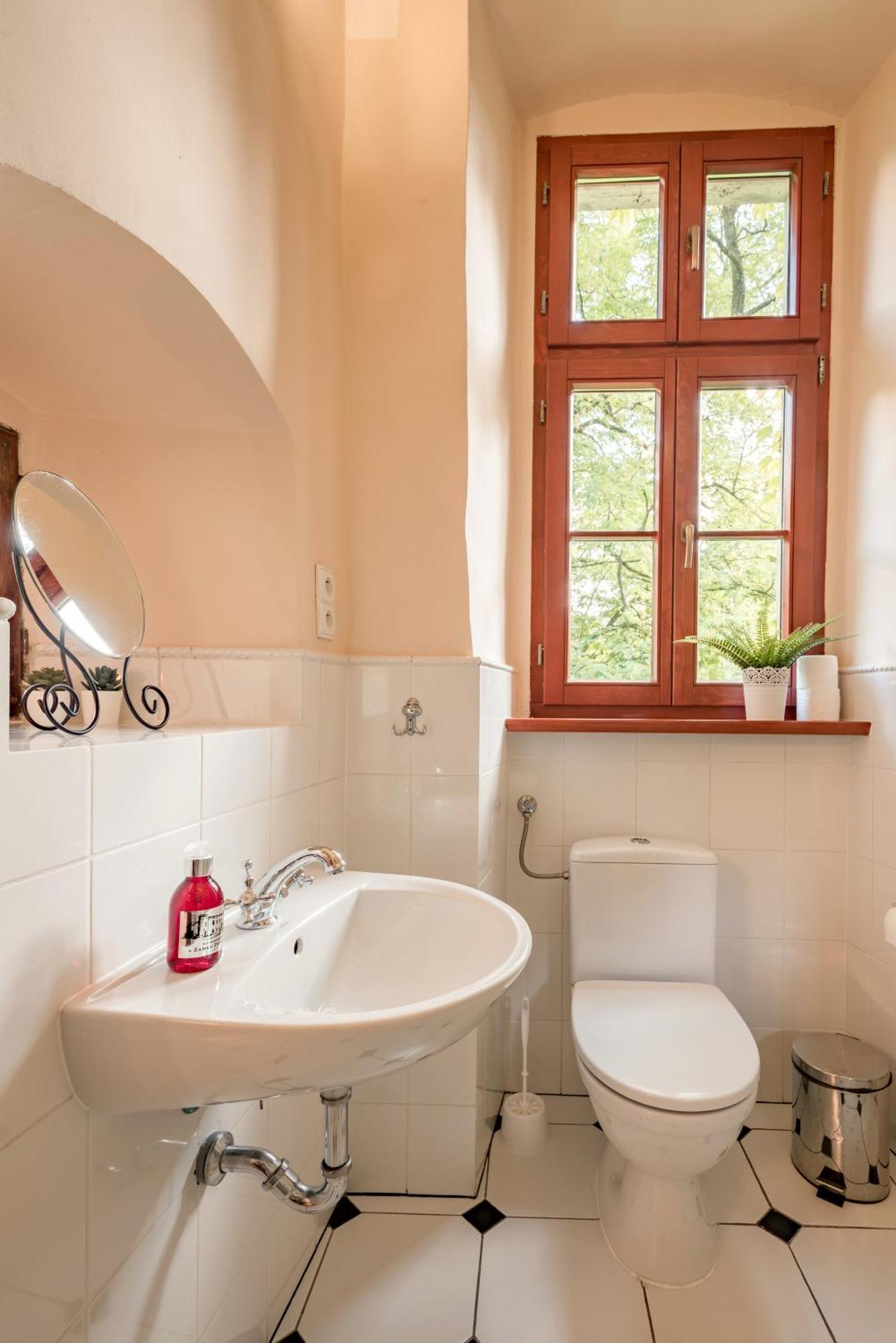 Zamek Dobroszyce Aparthotel Room photo
