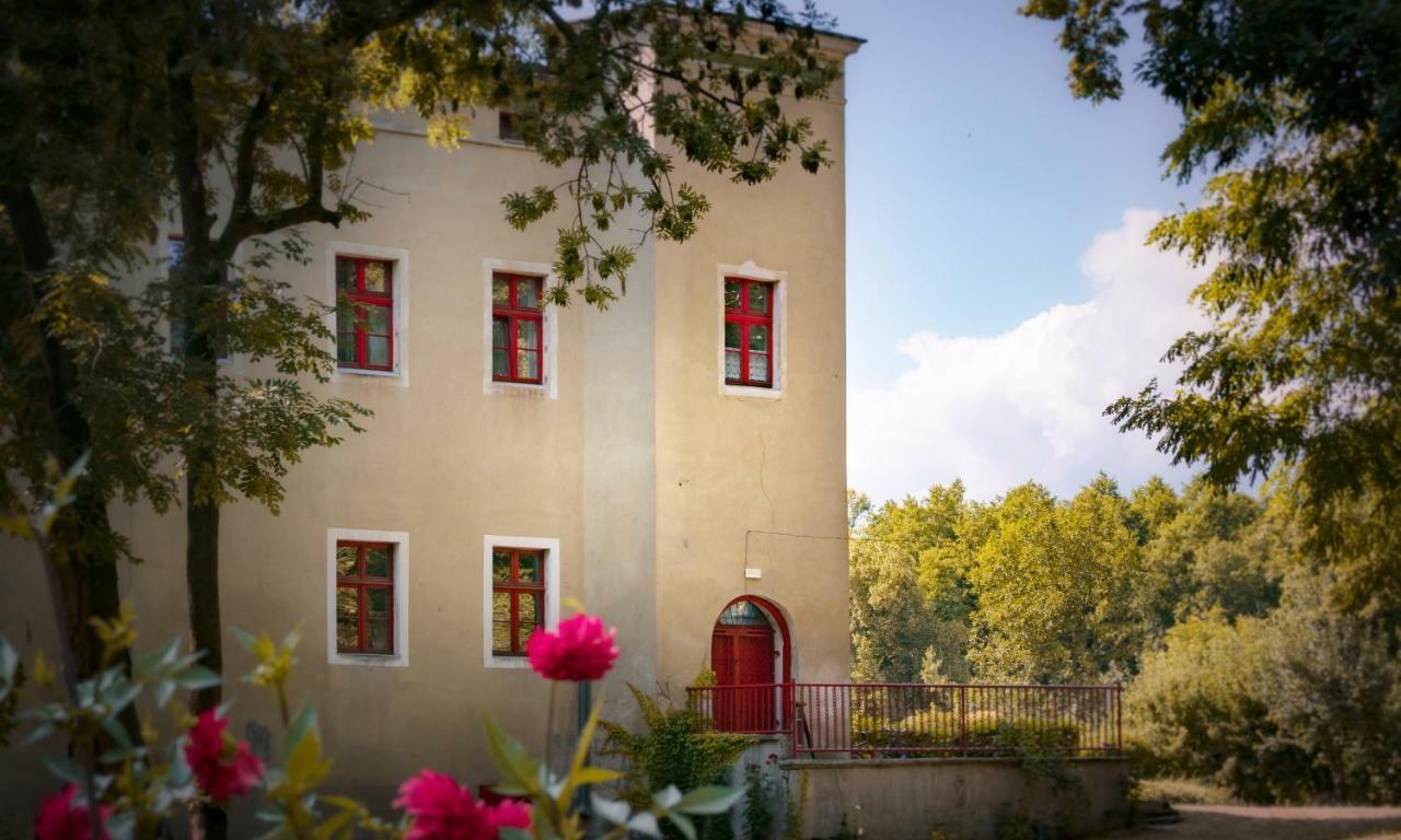Zamek Dobroszyce Aparthotel Exterior photo